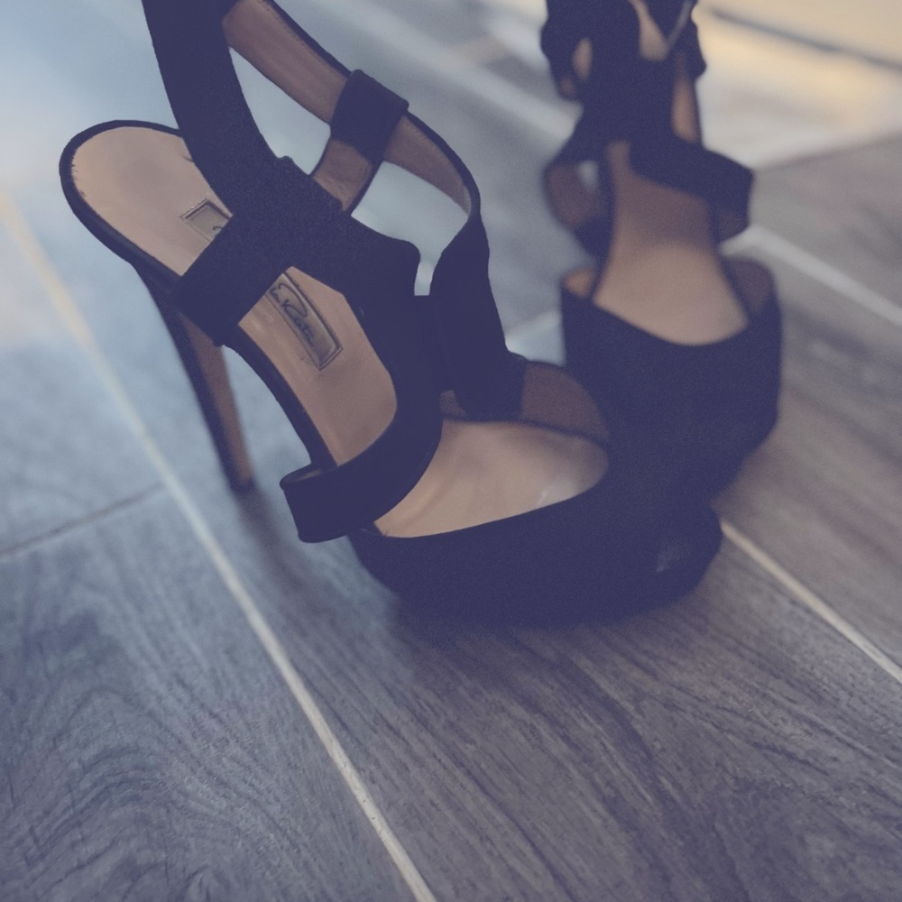 Size 38 1/2; black Oscar de la Renta strappy dress shoes.